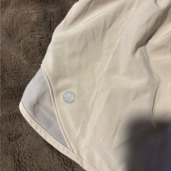 Lulu lemon Speed Up Cream Shorts - Picture 3 of 3